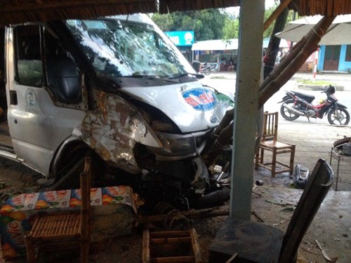 Hai người đàn ông bị xe khách kéo lê hàng chục mét - 2