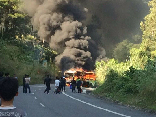 Xe cháy dữ dội sau tai nạn, một người Hàn Quốc tử nạn - 1