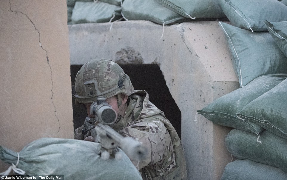 Siêu xạ thủ Anh bắn hạ kẻ đánh bom IS cách 1.500 m - 1
