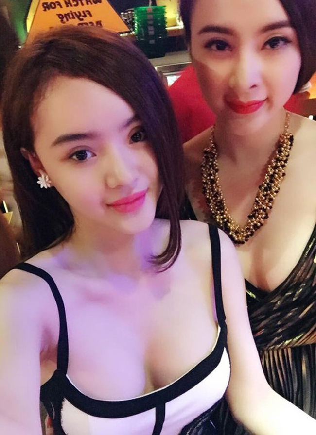 Là em gái của mỹ nhân đình đám nhất nhì làng giải trí, Phương Trang – em ruột của  Angela Phương Trinh sớm học hỏi được ít nhiều bí quyết ăn mặc gợi cảm từ chị.