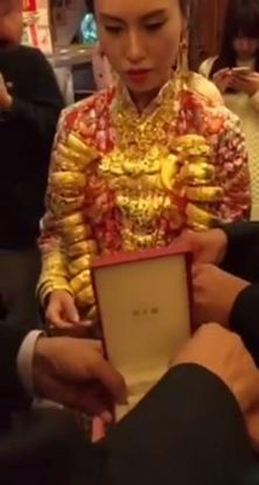 Thực hư thiếu nữ lấy chồng U70 để ôm 20kg vàng - 1