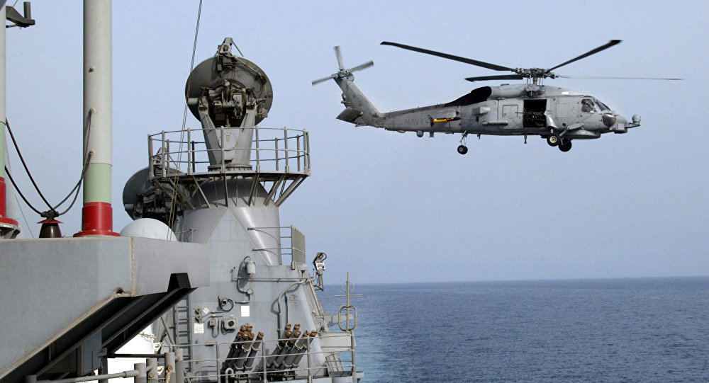 Tàu chiến Iran chĩa súng vào trực thăng Mỹ - 1