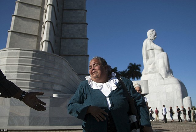 Dân Cuba nghẹn ngào từ biệt lãnh tụ Fidel Castro - 7