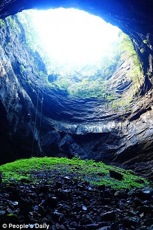 Tìm thấy quần thể 49 hố sụt khổng lồ, lớn nhất thế giới - 2