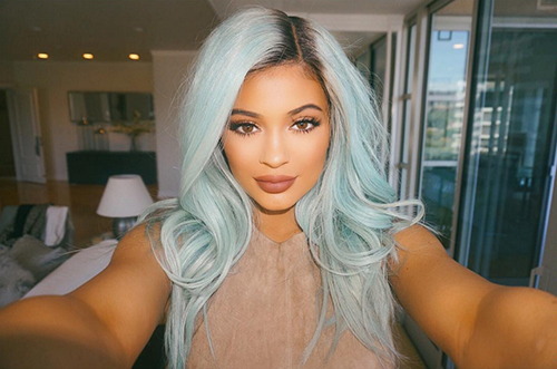 Sau tất cả, Kylie Jenner trở lại với tóc đen quyền lực - 6