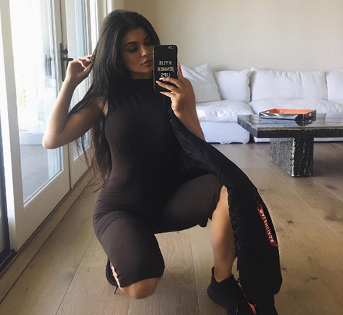 Sau tất cả, Kylie Jenner trở lại với tóc đen quyền lực - 2