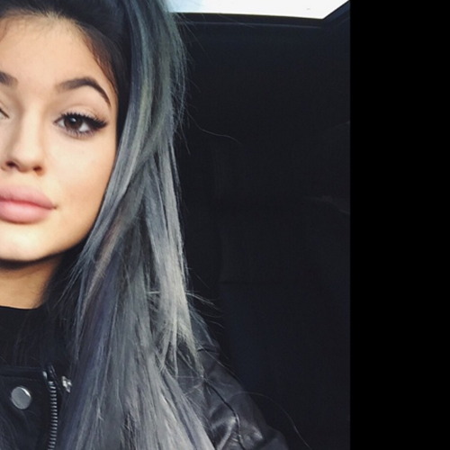 Sau tất cả, Kylie Jenner trở lại với tóc đen quyền lực - 12