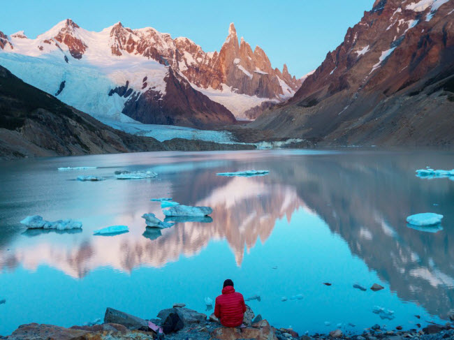 Nằm ở miền nam Chile, vùng Patagonia là một thiên đường du lịch ít được biết đến với những khu rừng, vịnh, hang động, sông băng, sa mạc,… tuyệt đẹp và có sức mê hoặc nhất trên trái đất. Bạn có thể di chuyển bằng máy bay đến El Calafate từ Buenos Aires.