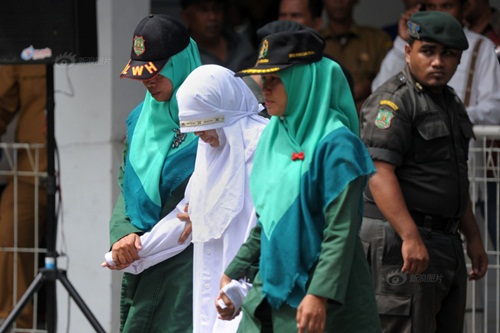 Ngoại tình, cô gái Indonesia lãnh đủ 100 roi đau đớn - 1