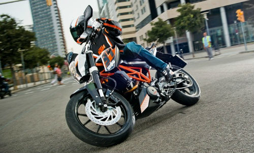 Bajaj Dominar 400 lấy gì đối đầu với KTM 390 Duke? - 2