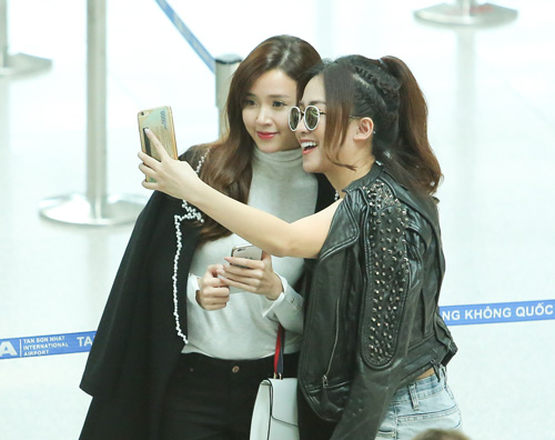 Midu kín đáo đọ dáng DJ Trang Moon sexy tại sân bay - 8