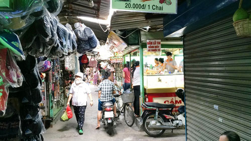 Đâm gục bạn tù giữa chợ vì... không xăm kín lưng - 2