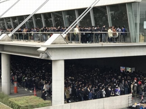 Hàng nghìn đàn ông xếp hàng 4km để ngắm "nữ thần" Nhật - 3