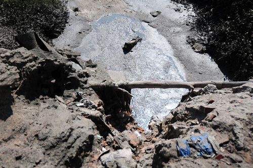 Phát hiện bãi thải ven sông Hồng ngập trắng bao cao su - 8