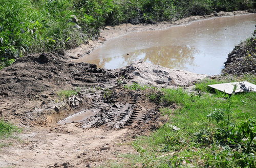 Phát hiện bãi thải ven sông Hồng ngập trắng bao cao su - 7