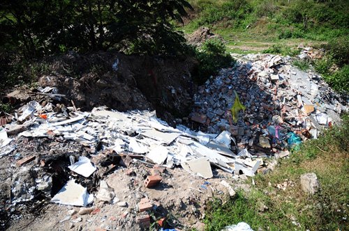 Phát hiện bãi thải ven sông Hồng ngập trắng bao cao su - 11