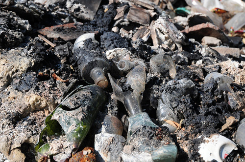 Phát hiện bãi thải ven sông Hồng ngập trắng bao cao su - 12