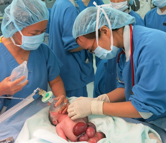Cứu sống bé gái sơ sinh nội tạng nằm ngoài ổ bụng - 1
