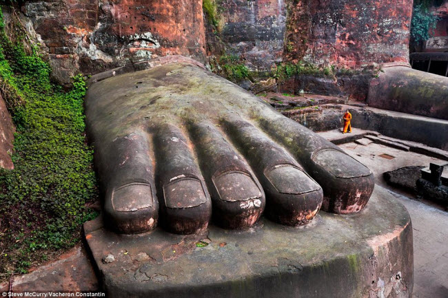 Bàn chân của bức tượng Lạc Sơn Đại Phật có niên đại hơn 1.300 năm tại tỉnh Tứ Xuyên, Trung Quốc.