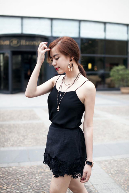 4 kiều nữ Việt "nghiện" mặc áo hai dây sexy ra phố - 2