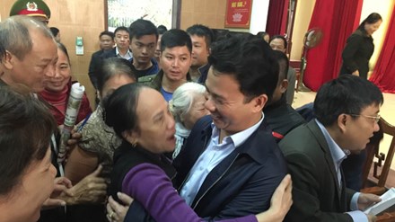 Vụ tiểu thương bãi thị ở Hà Tĩnh: Chủ tịch tỉnh đối thoại với dân - 1