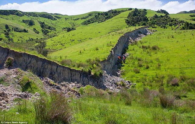 “Vạn lý trường thành” trồi lên sau động đất New Zealand - 1