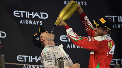 F1, Hamilton lật đổ bất thành: Vì Vettel không giúp? - 2