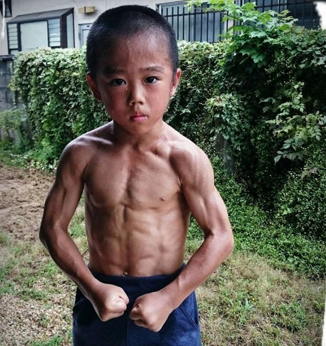 Dù mới 6 tuổi song cậu bé đã sở hữu cơ bụng 6 múi săn chắc, vạm vỡ như người lớn nhờ luyện tập võ thuật từ nhỏ.