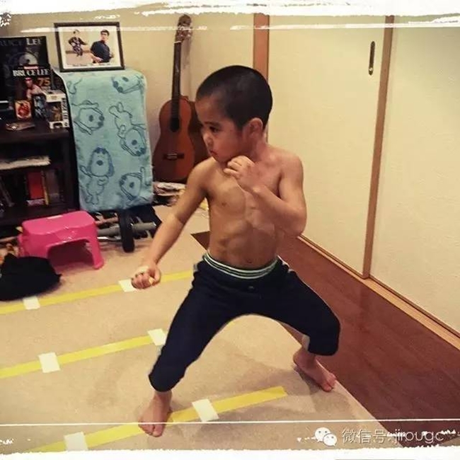 Cậu bé sinh năm 2010 có khả năng múa côn và thực hiện những pha kĩ thuật cực khó giống hệt Lý Tiểu Long.