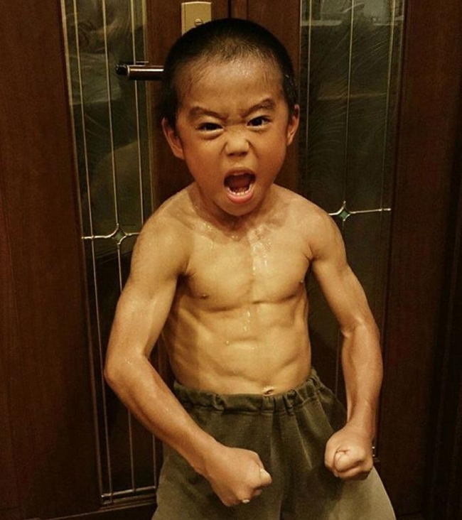 Sau khi "nổi như cồn" ở Nhật Bản, cậu nhóc được mời tham gia nhiều chương trình truyền hình nổi tiếng ở Hàn Quốc, Mỹ, Trung Quốc khi chỉ mới lên 5.