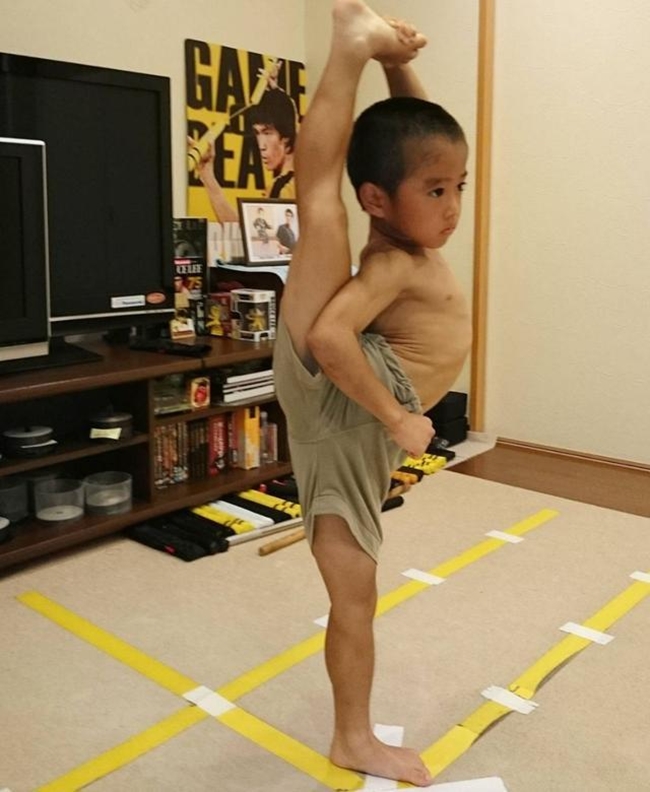 Động tác đá thẳng chân của Ryusei khiến nhiều người nể phục.