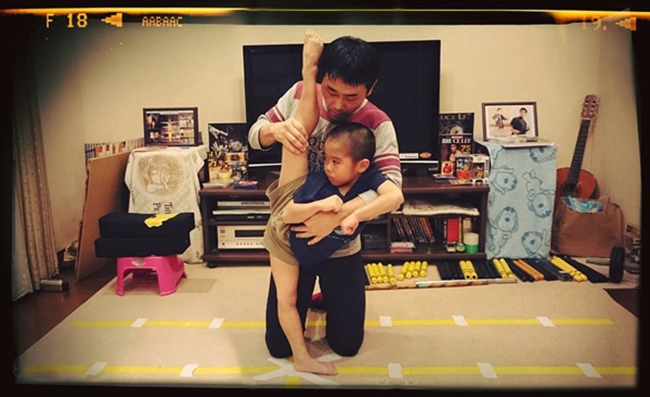 Để phát triển khả năng của con trai, ông Ryuji Imai thường xuyên huấn luyện con với những  động tác khó.
