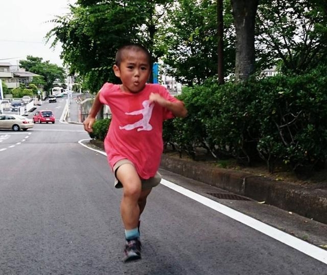 Mỗi ngày, cậu bé đều phải tập chạy bộ 2km.
