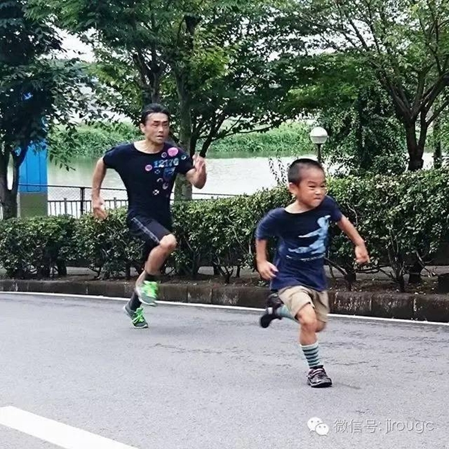 Cậu bé 6 tuổi thi chạy bộ cùng bố ruột