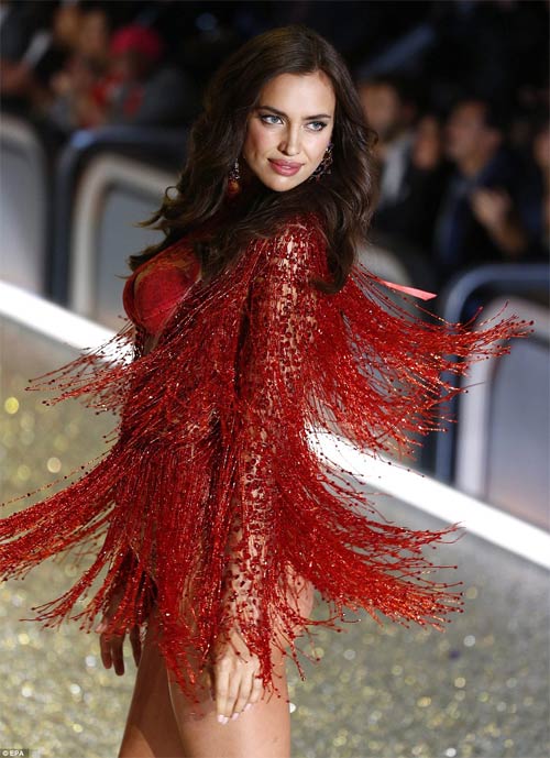 Irina Shayk mang bầu vẫn siêu gợi cảm diễn nội y? - 5