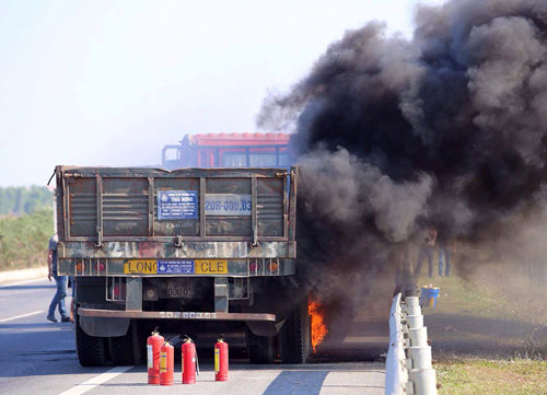 Xe tải cháy ngùn ngụt trên cao tốc Hà Nội-Thái Nguyên - 1