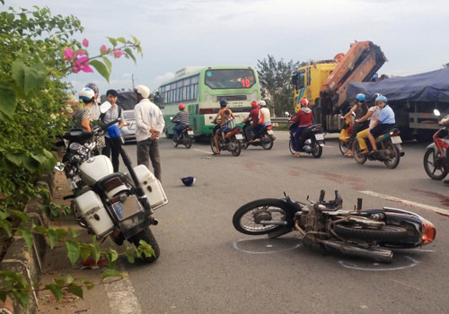 Người phụ nữ té lăn nhiều vòng, nằm bất động trên đường - 1