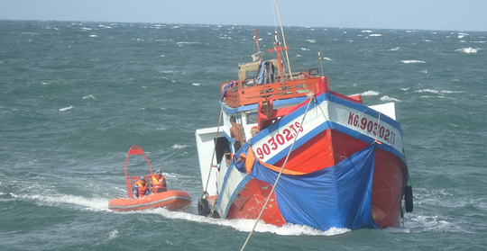 Cảnh sát biển cứu 10 thuyền viên ở vùng biển Phú Quốc - 1