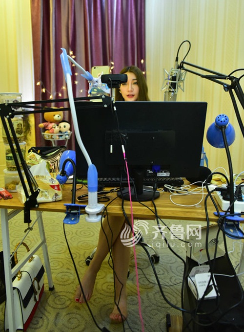 Nhói lòng góc khuất của nghề MC ảo kiếm bộn tiền - 11