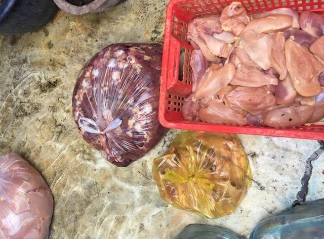 Rùng mình gà &#34;ngậm&#34; hàn the, chế biến gần miệng cống - 3