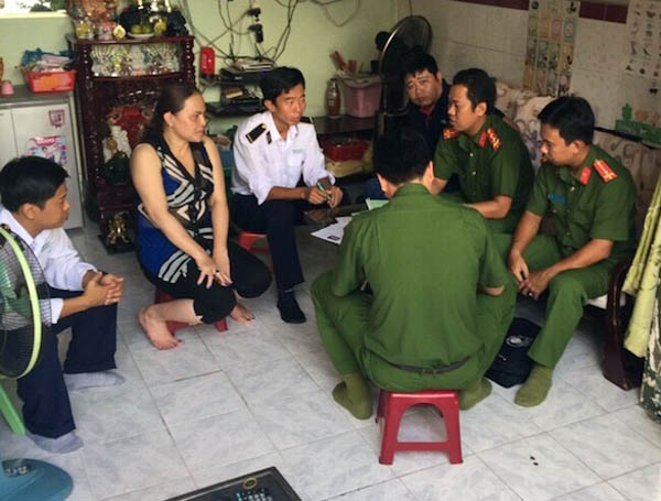Rùng mình gà &#34;ngậm&#34; hàn the, chế biến gần miệng cống - 4