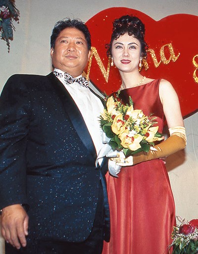 Nét đối lập giữa vợ đẹp và tình tin đồn của Hồng Kim Bảo - 1