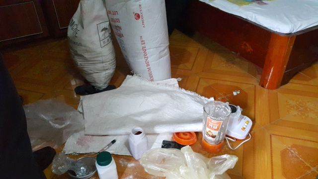Thuê khách sạn để chế thuốc pháo theo đơn đặt hàng - 1