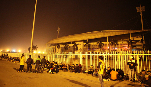 Săn vé ĐT Việt Nam từ nửa đêm: Chen lấn nghẹt thở - 2