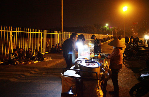 Săn vé ĐT Việt Nam từ nửa đêm: Chen lấn nghẹt thở - 11