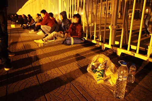 Săn vé ĐT Việt Nam từ nửa đêm: Chen lấn nghẹt thở - 12