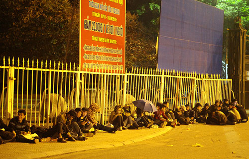 Săn vé ĐT Việt Nam từ nửa đêm: Chen lấn nghẹt thở - 3