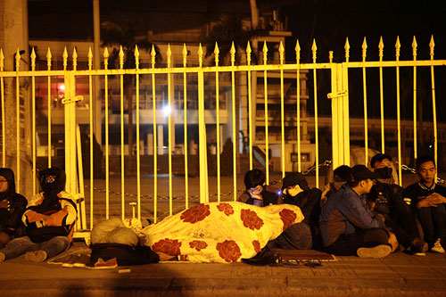 Săn vé ĐT Việt Nam từ nửa đêm: Chen lấn nghẹt thở - 4