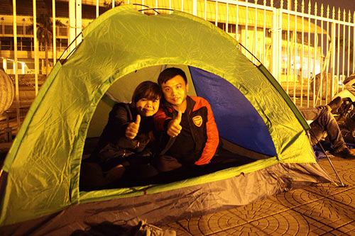 Săn vé ĐT Việt Nam từ nửa đêm: Chen lấn nghẹt thở - 6