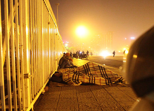 Săn vé ĐT Việt Nam từ nửa đêm: Chen lấn nghẹt thở - 7